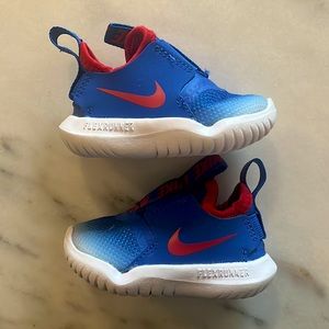 Adorable Baby NIKE sneakers, size 3C - new condition